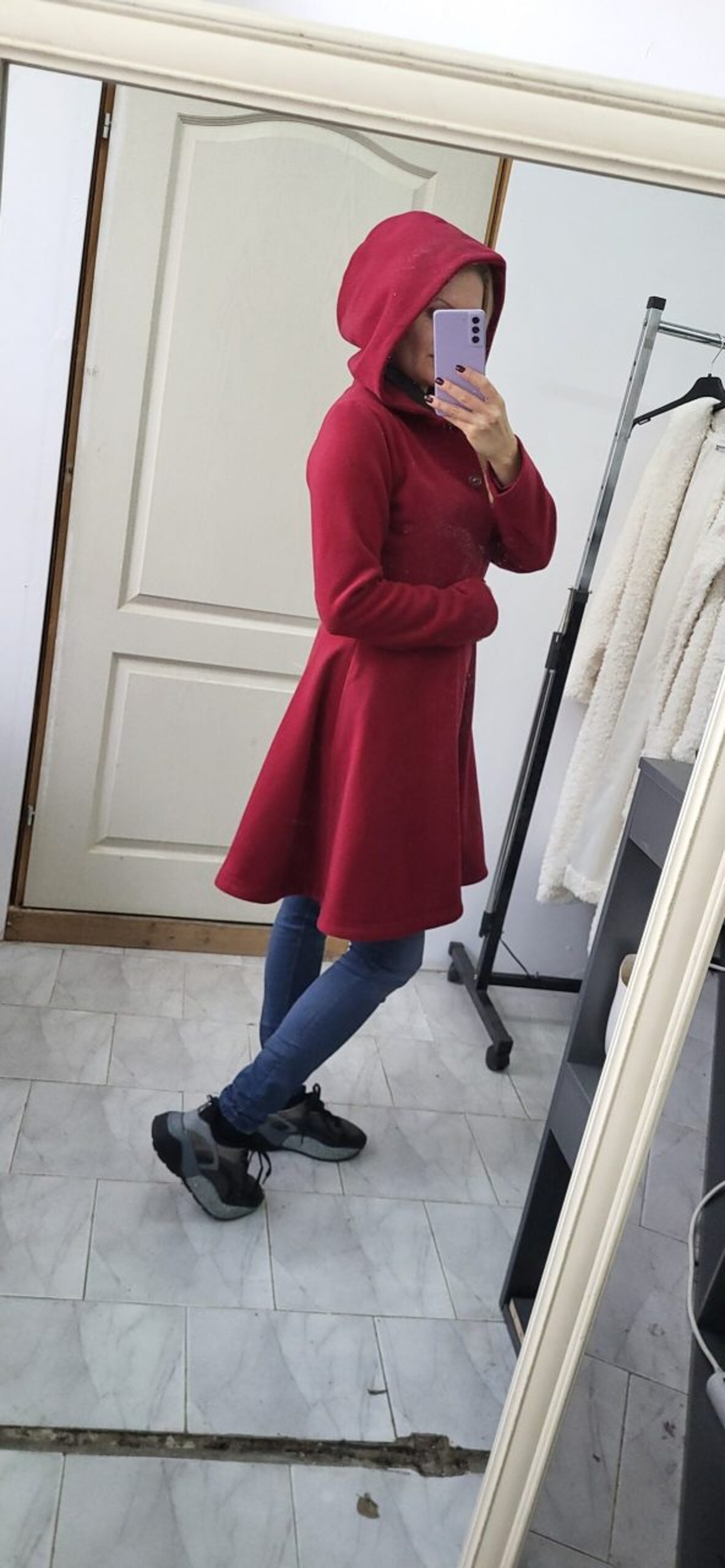 Вълнено палто с качулка в цвят бордо