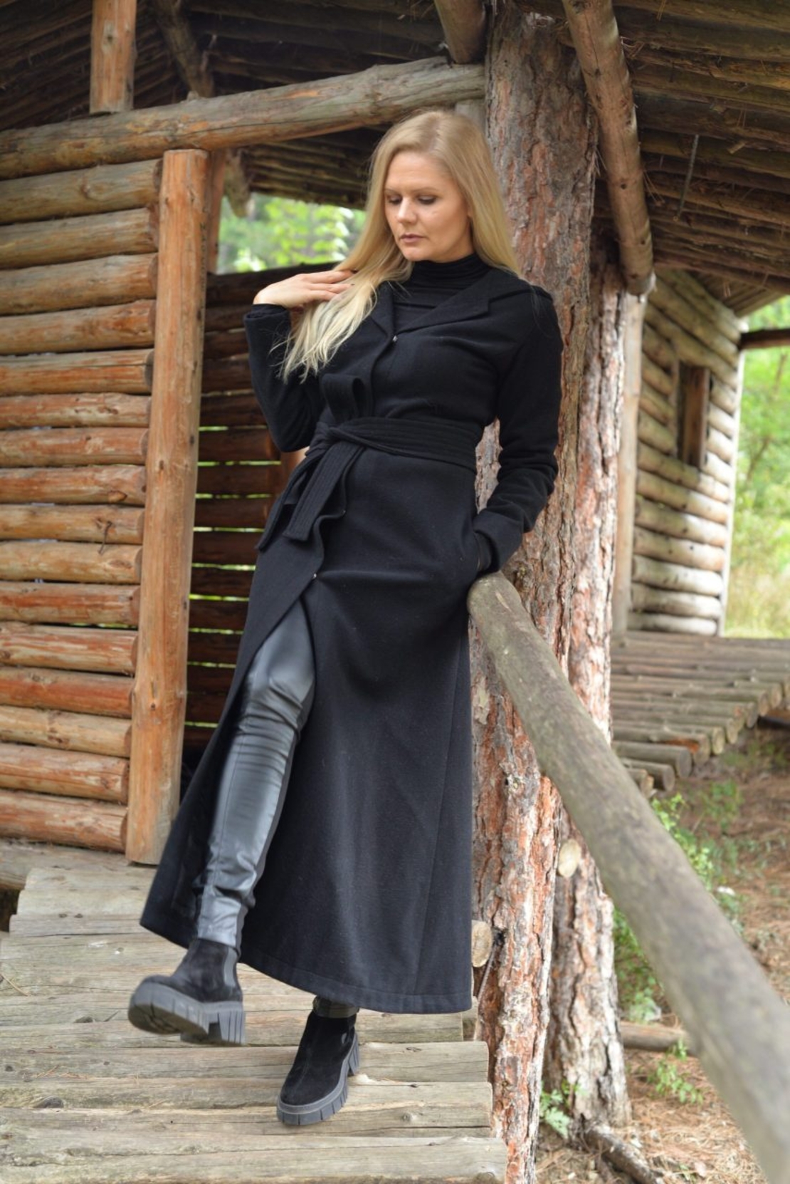 Черно елегантно дълго палто с качулка и колан