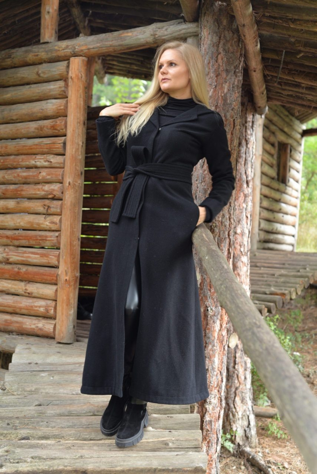 Черно елегантно дълго палто с качулка и колан