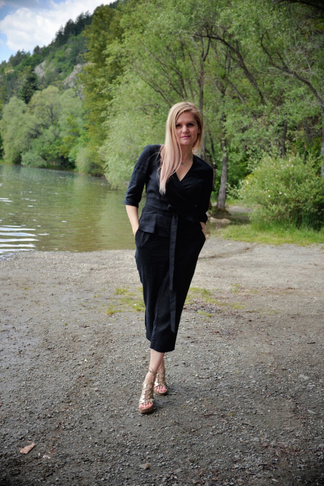 Черна ленена блуза с прехлупване