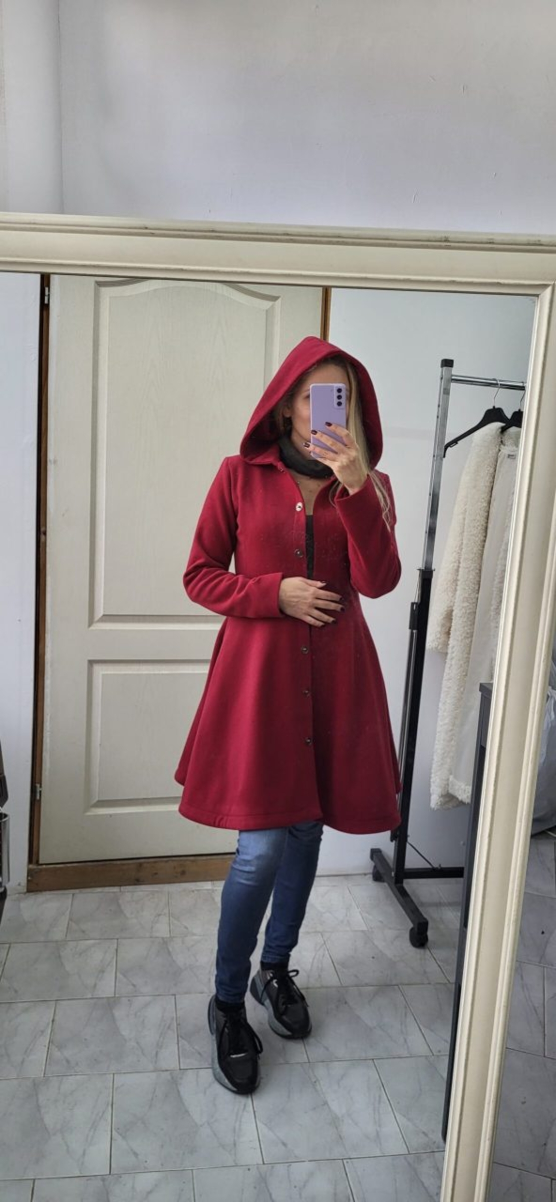 Вълнено палто с качулка в сив цвят