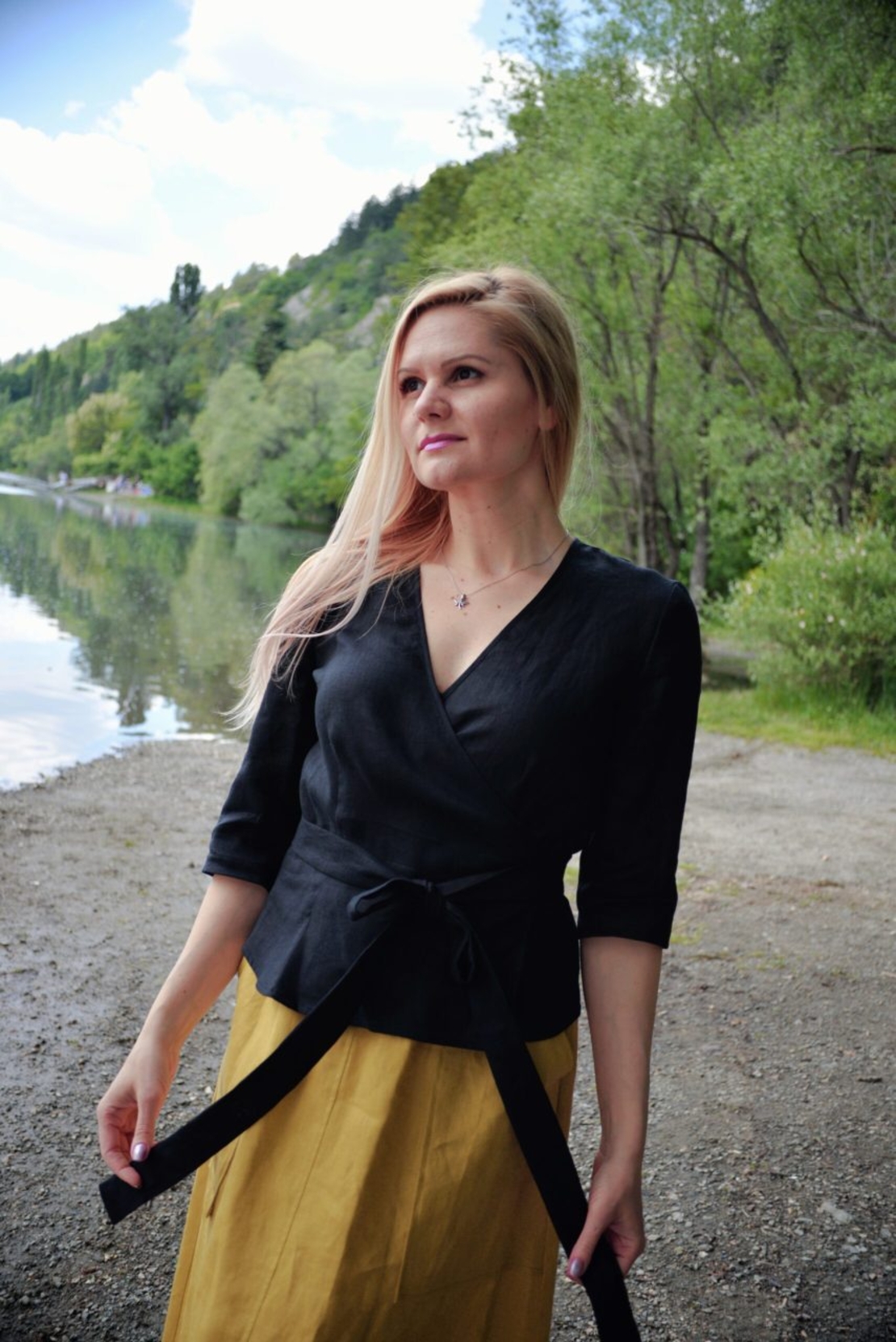 Черна ленена блуза с прехлупване