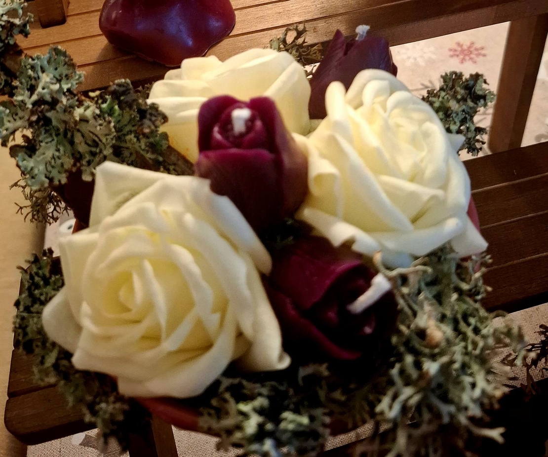 Аранжировка „Винена Нежност“ с восъчни рози и горски лишей