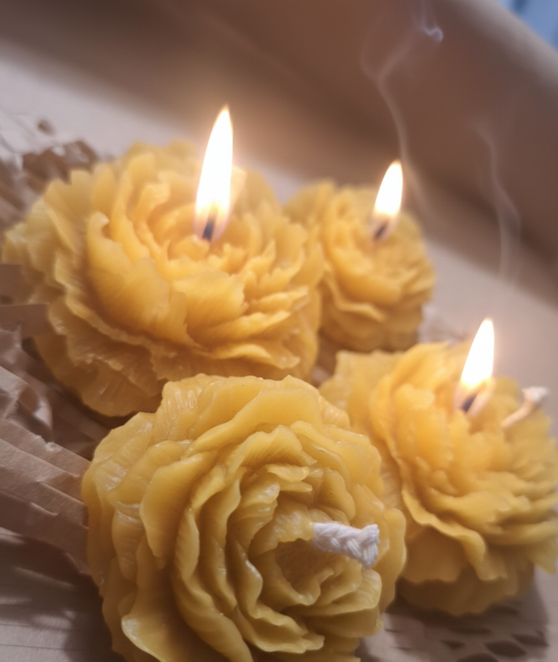 Ръчно изработена свещ от пчелен восък „Цъфнал Божур“ (в подаръчна кутия)