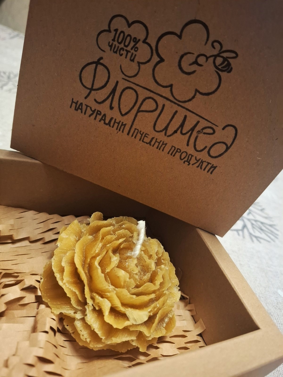 Ръчно изработена свещ от пчелен восък „Цъфнал Божур“ (в подаръчна кутия)