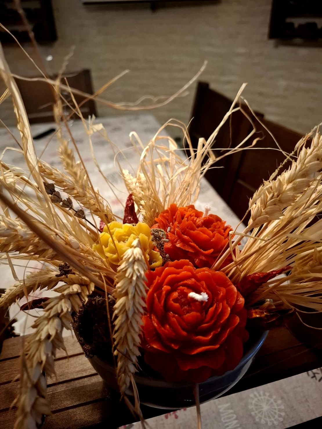 Аранжировка „Златна Жътва“ с восъчни рози и житни класове в керамика