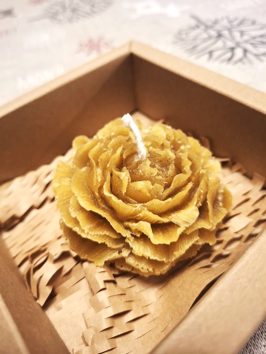 Ръчно изработена свещ от пчелен восък „Цъфнал Божур“ (в подаръчна кутия)