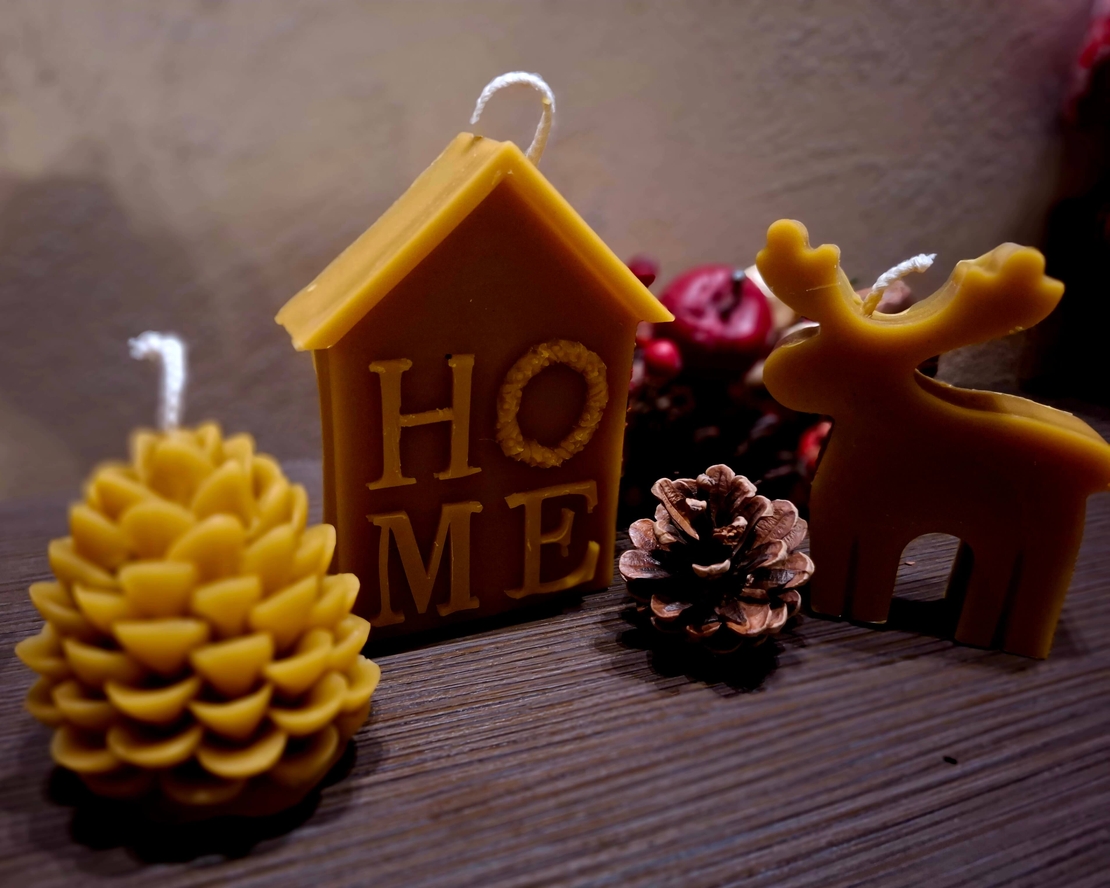 Свещ от пчелен восък „Златна Коледна къщичка“