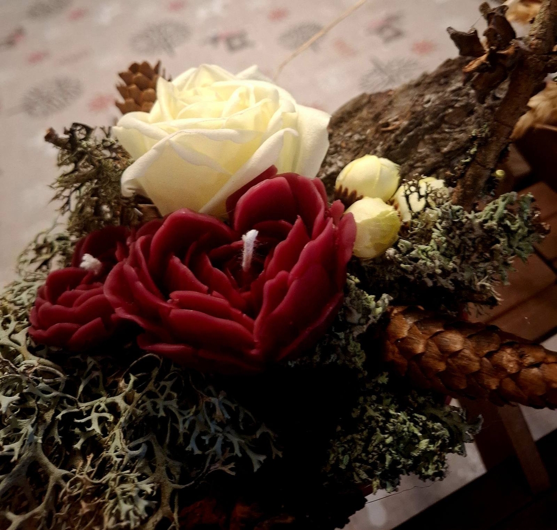 Аранжировка „Горска приказка“ с восъчни рози и естествен лишей