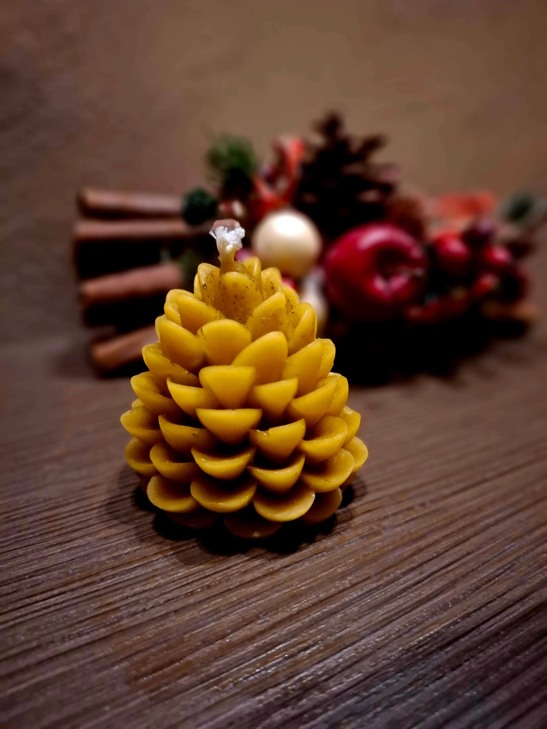 Свещ от 100% пчелен восък „Златна Шишарка“