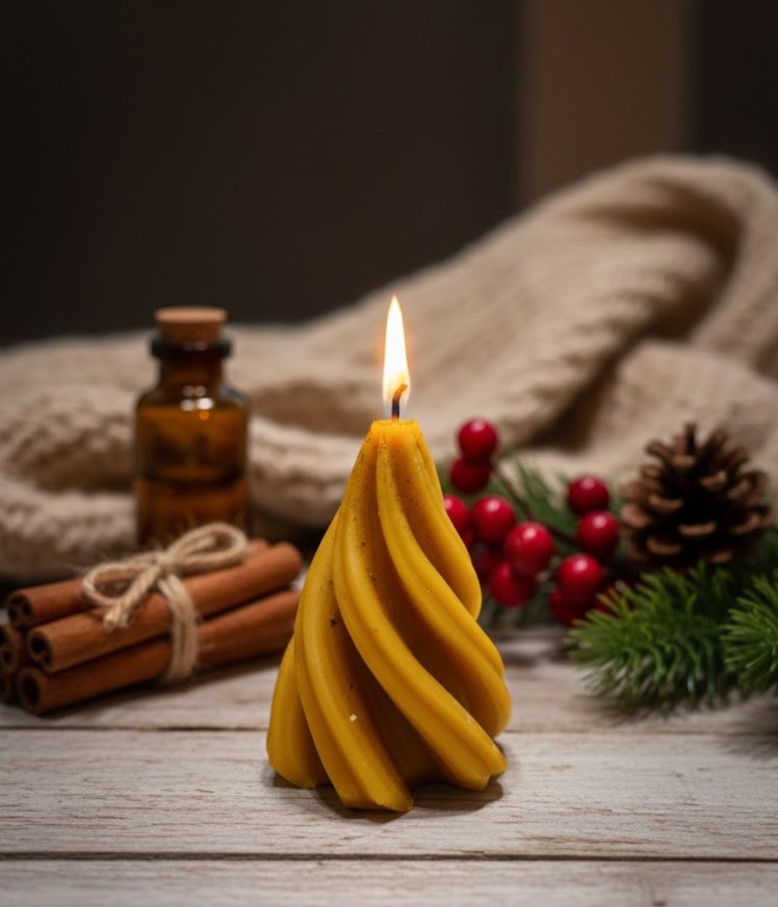 Ароматна свещ от 100% пчелен восък „Златна Елха“ – Флоримед