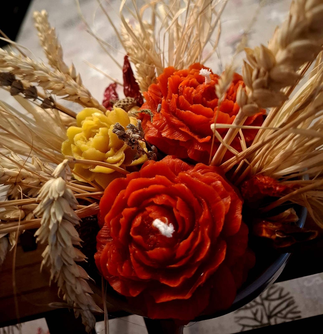 Аранжировка „Златна Жътва“ с восъчни рози и житни класове в керамика