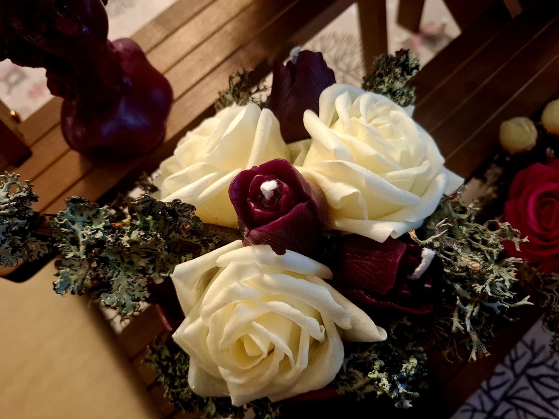 Аранжировка „Винена Нежност“ с восъчни рози и горски лишей