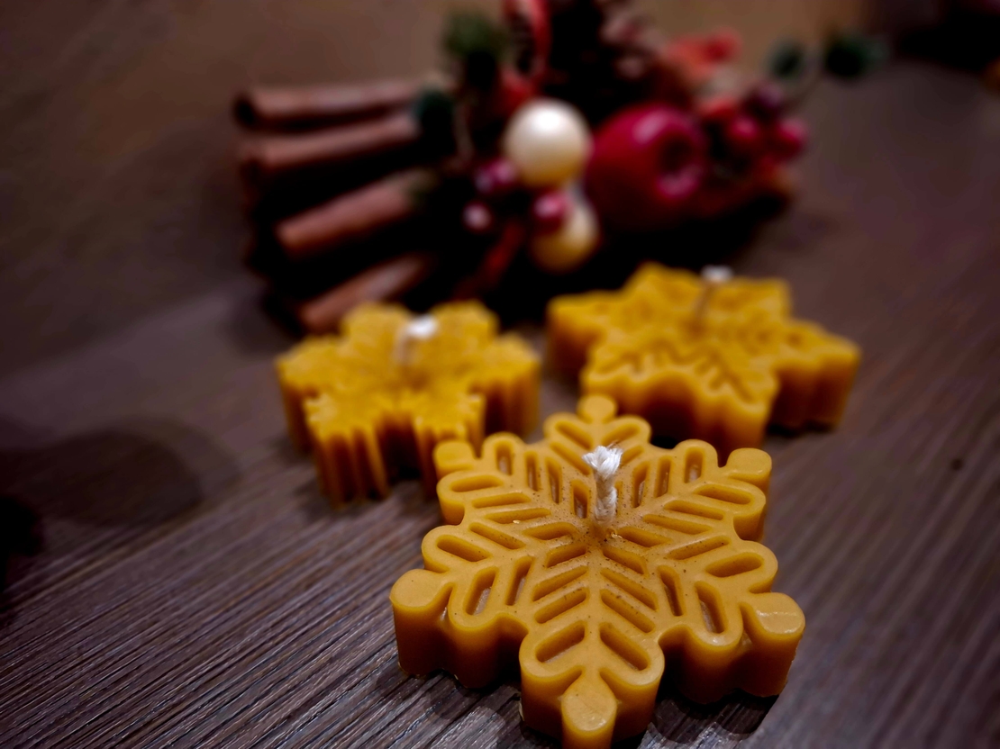 Ароматна свещ от 100% пчелен восък „Златна Снежинка“ – Флоримед