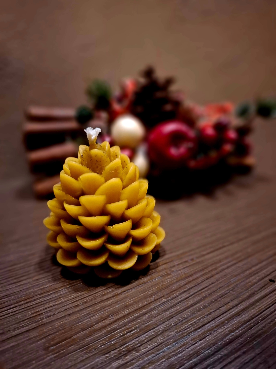 Свещ от 100% пчелен восък „Златна Шишарка“