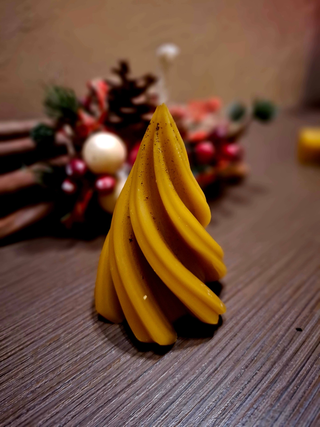 Ароматна свещ от 100% пчелен восък „Златна Елха“ – Флоримед