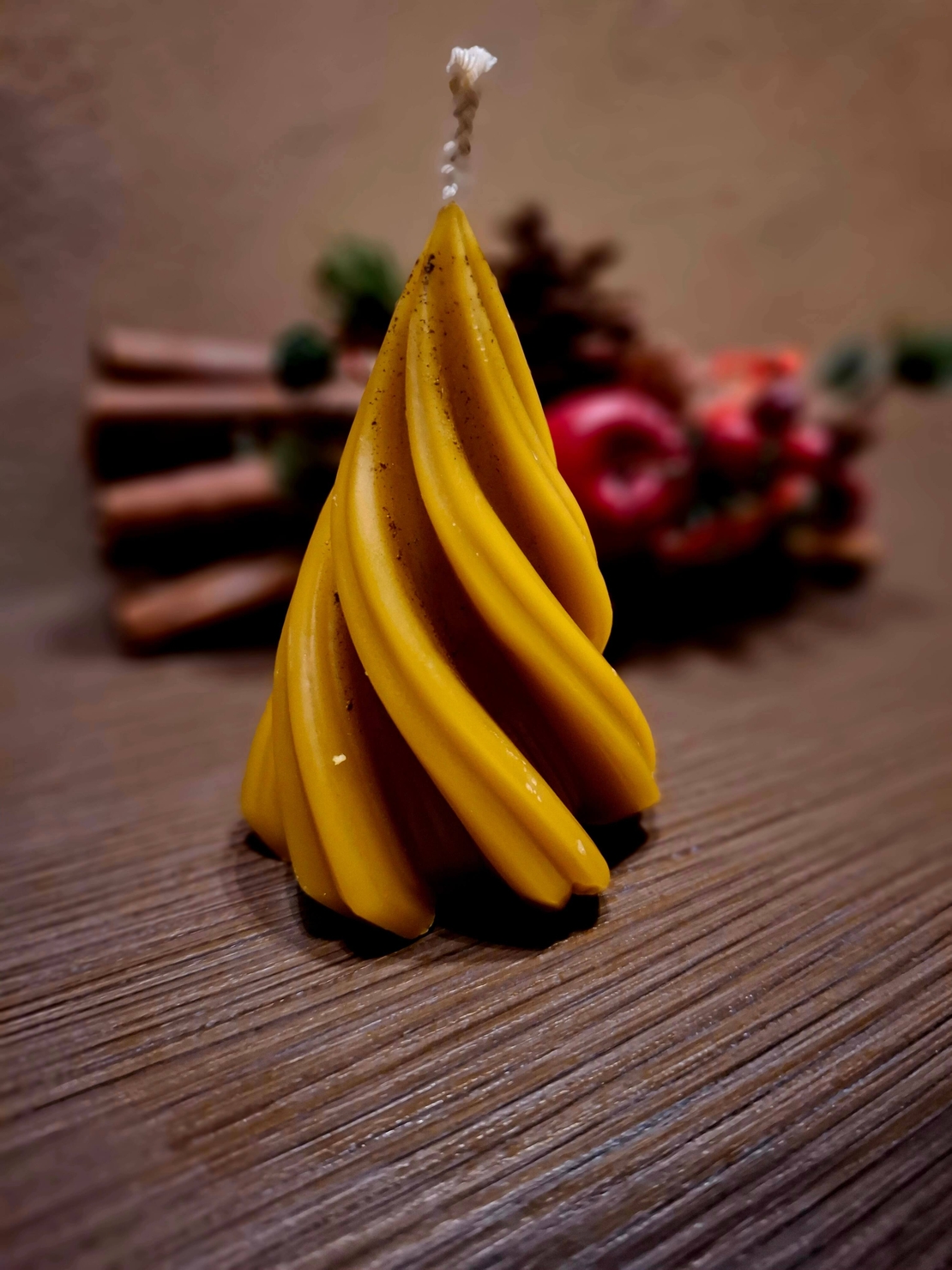 Ароматна свещ от 100% пчелен восък „Златна Елха“ – Флоримед