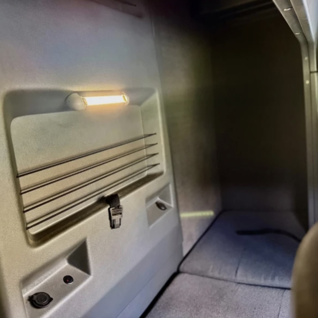 RENAULT MASTER 2.3 170 HP TWIN CAB TAIL LIFT