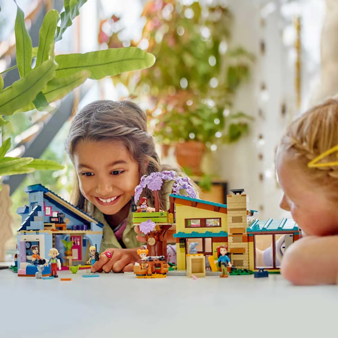 LEGO® Friends Семейните къщи на Оли и Пейсли 42620