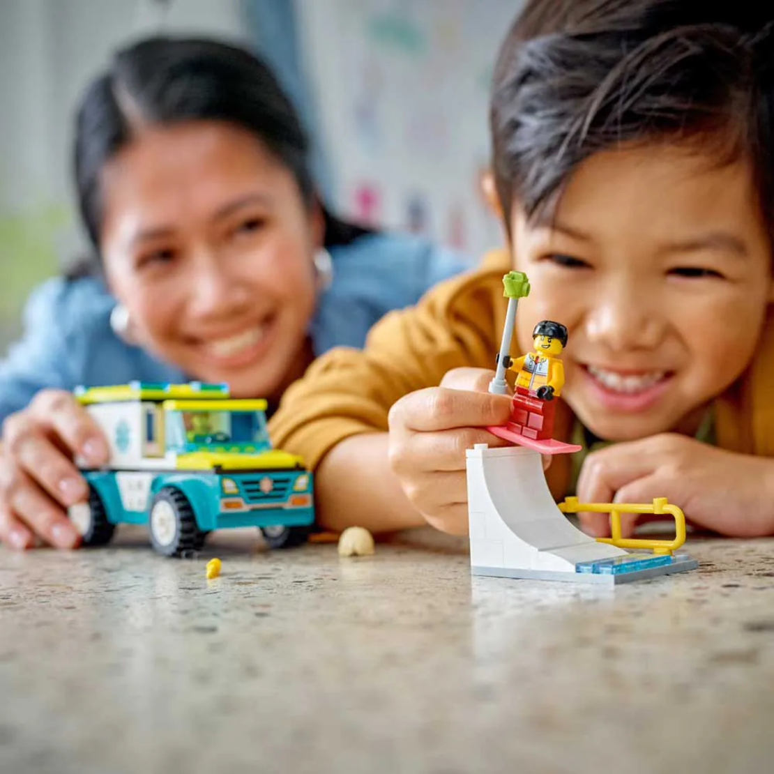 LEGO® City Линейка за спешна помощ и сноубордист 60403