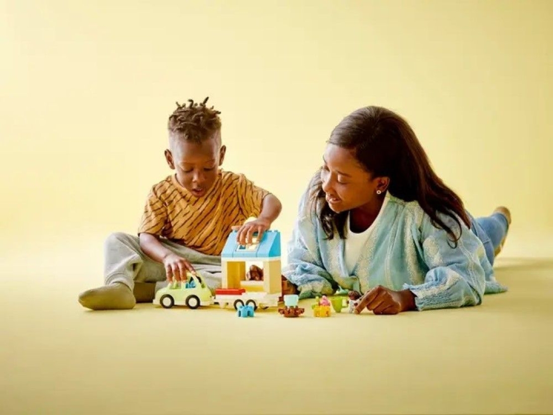 LEGO® DUPLO® Town Семейна къща на колела 10986
