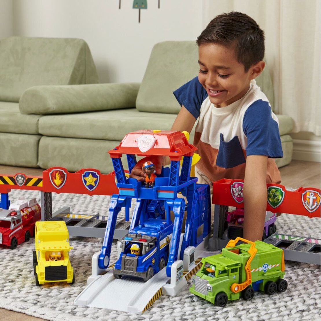 Игрален комплект Spin Master Paw Patrol Big Truck Pups с превозни средства и фигура, с музика и светлини