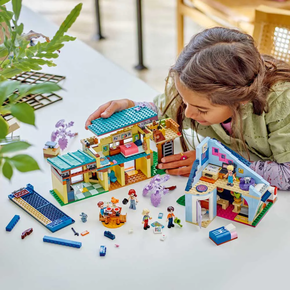 LEGO® Friends Семейните къщи на Оли и Пейсли 42620