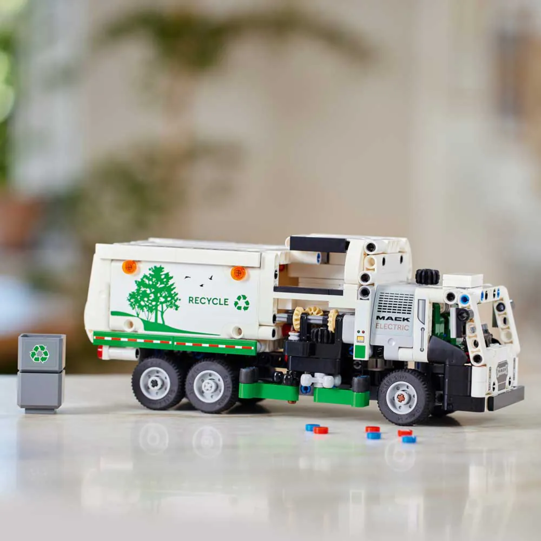 LEGO® Technic Боклукчийски камион Mack® LR Electric 42167