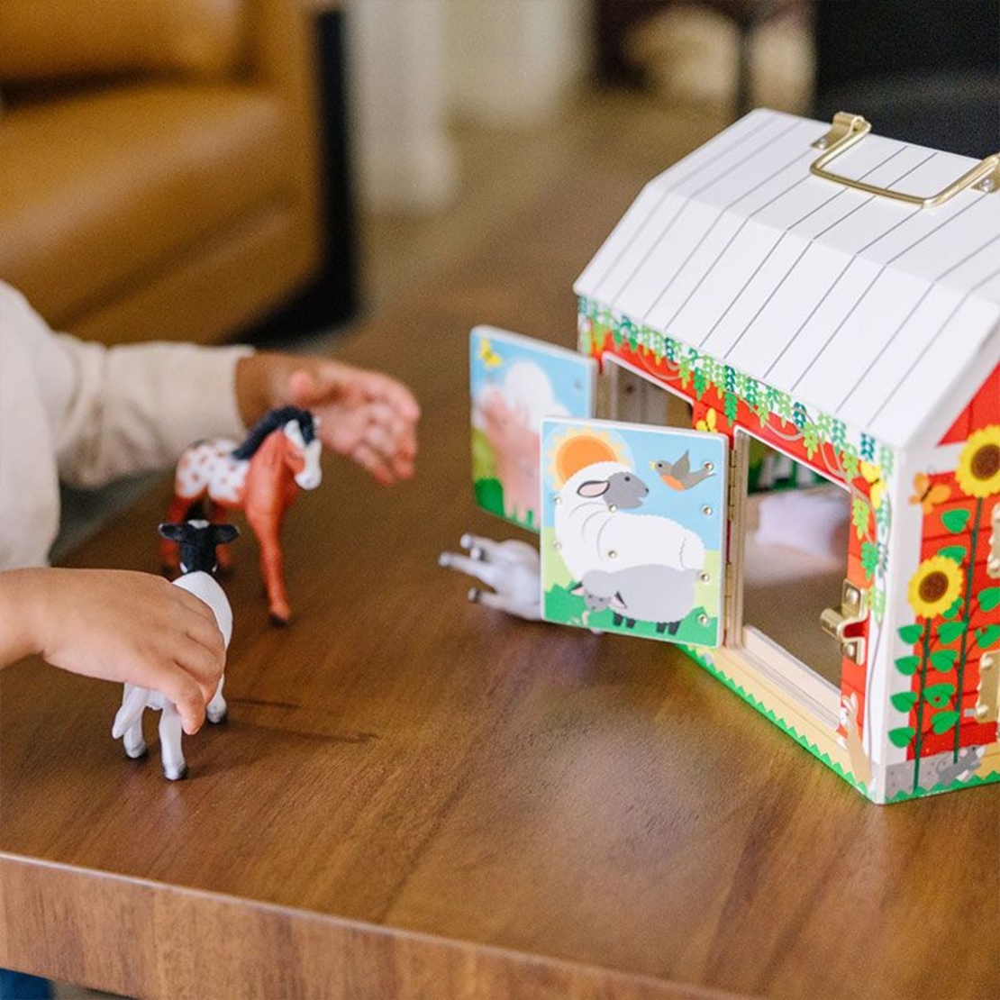 Детска дървена играчка Melissa and Doug Хамбар с врати и ключалки + 4 животни