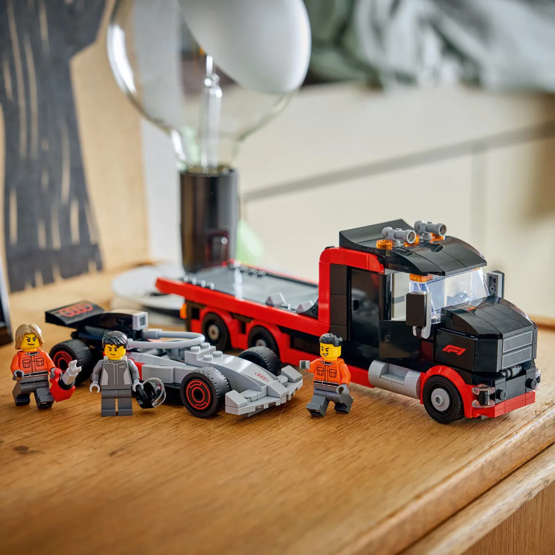 LEGO® City Камион F1 за показване със състезателна кола Audi F1 60493