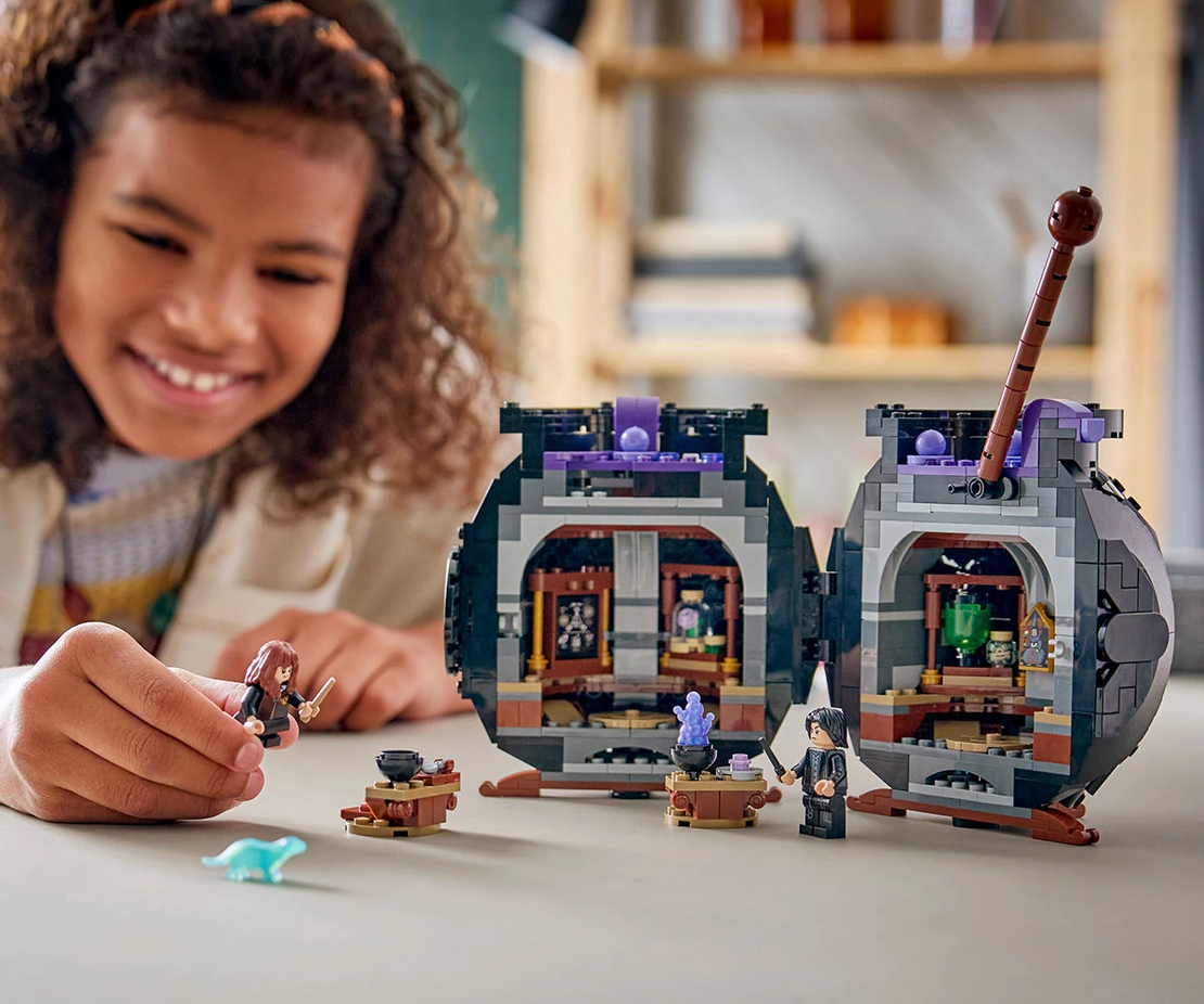 LEGO® Harry Potter™ Котел: Класна Стая за тайни отвари 76464