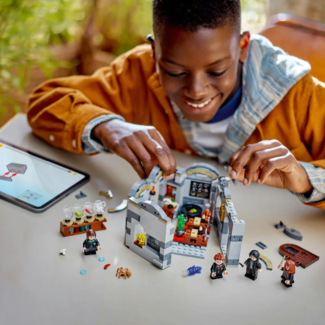 LEGO® Harry Potter™ Замъкът Хогуортс: Час по отвари 76431