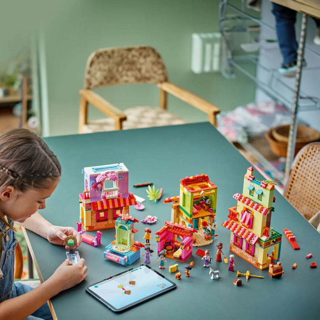 LEGO® Disney Encanto Магическата къща на семейство Мадригал 43245