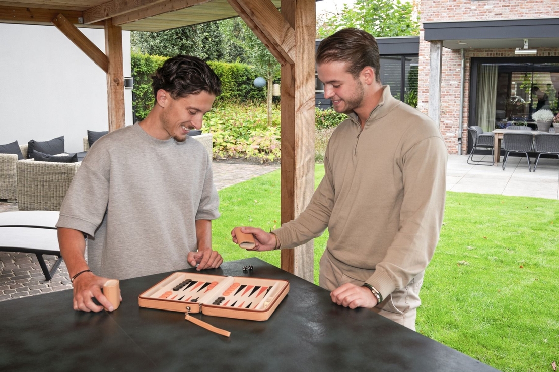 Табла в бежов калъф