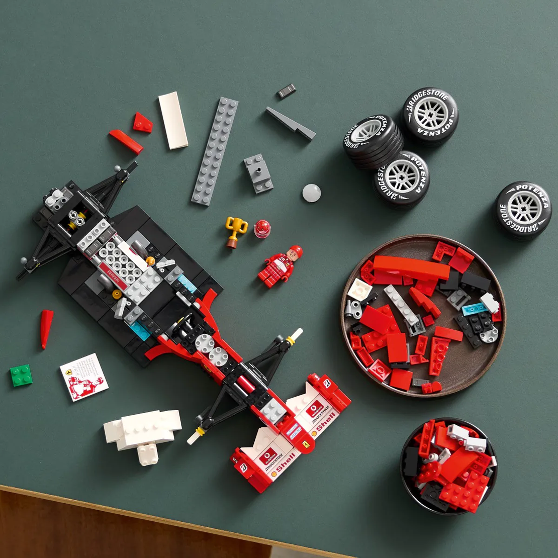 LEGO® Icons Ferrari F2004 и Michael Schumacher 11375