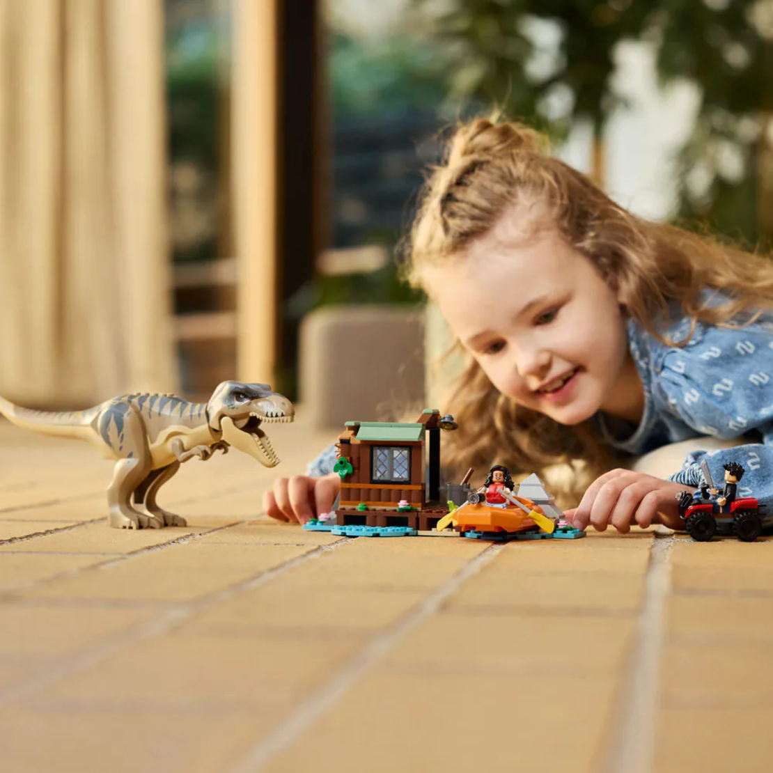 LEGO® Jurassic World Бягство по реката от тиранозавър рекс 76975