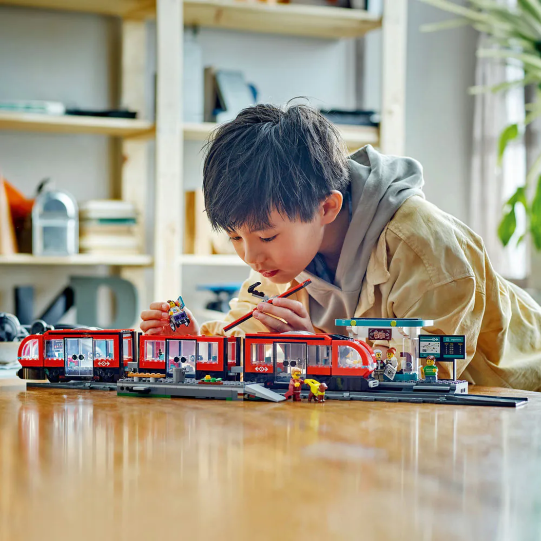 LEGO® City Трамвай и гара в центъра на града 60423