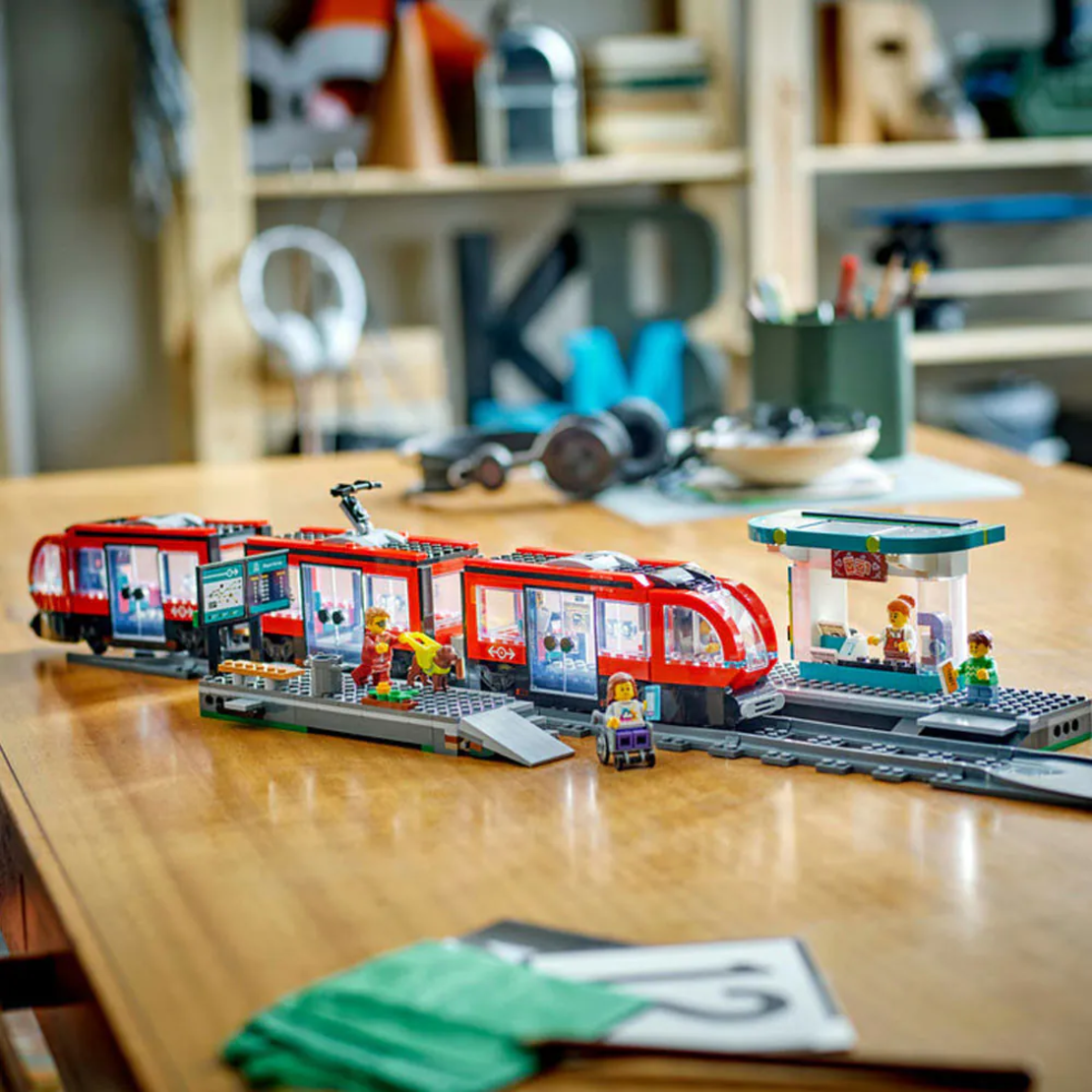 LEGO® City Трамвай и гара в центъра на града 60423