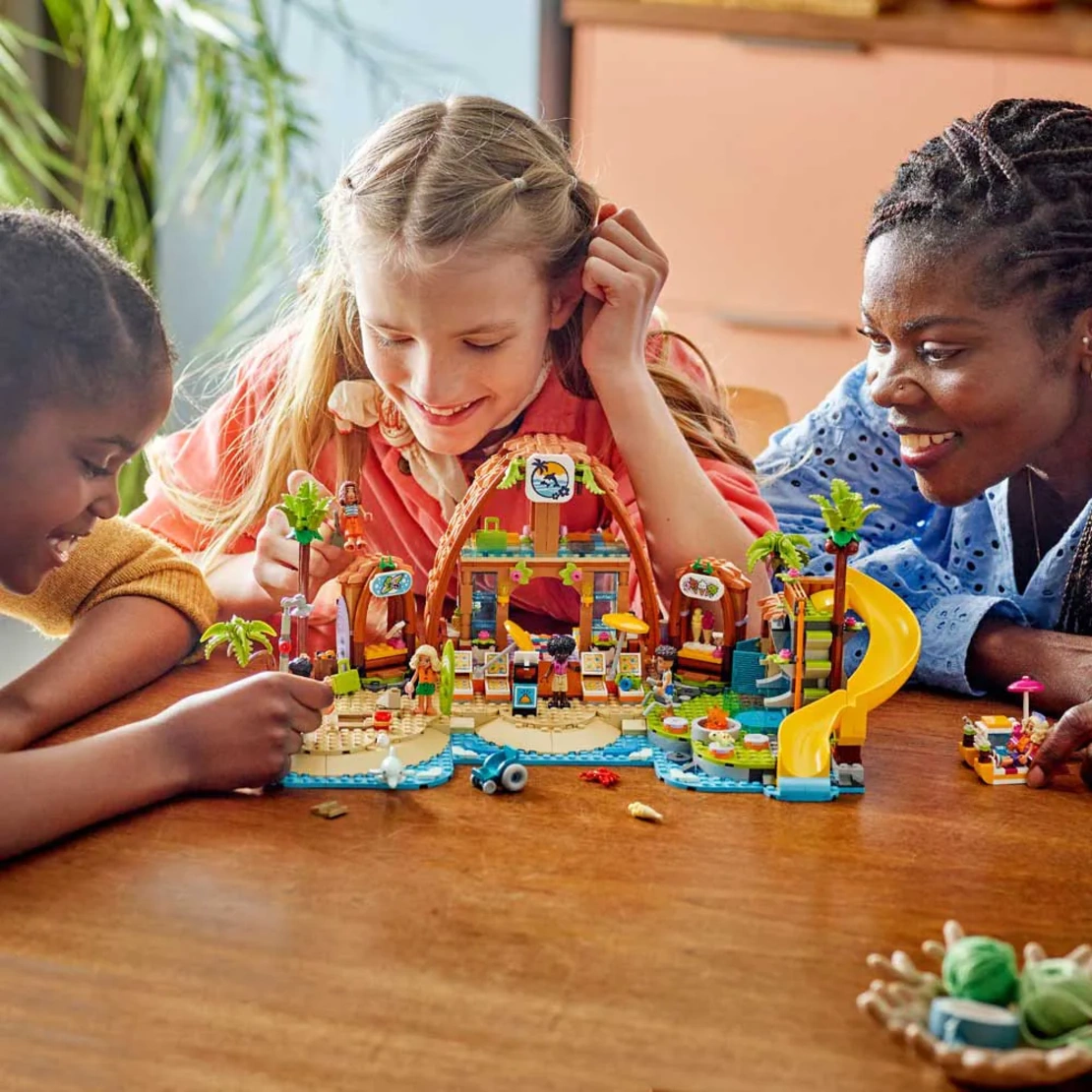 LEGO® Friends Семейна почивка в плажния курорт 42673