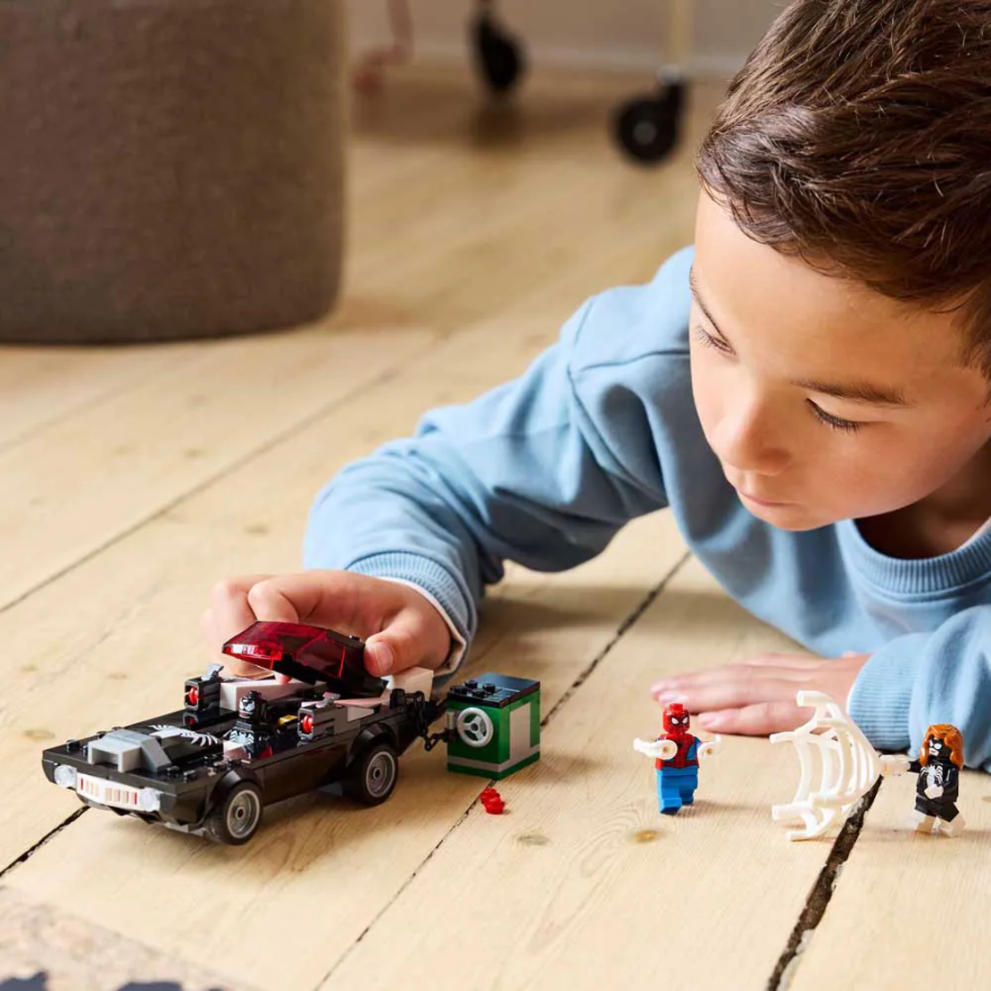 LEGO® Marvel Спайдърмен срещу Венъм с мощна кола 76309