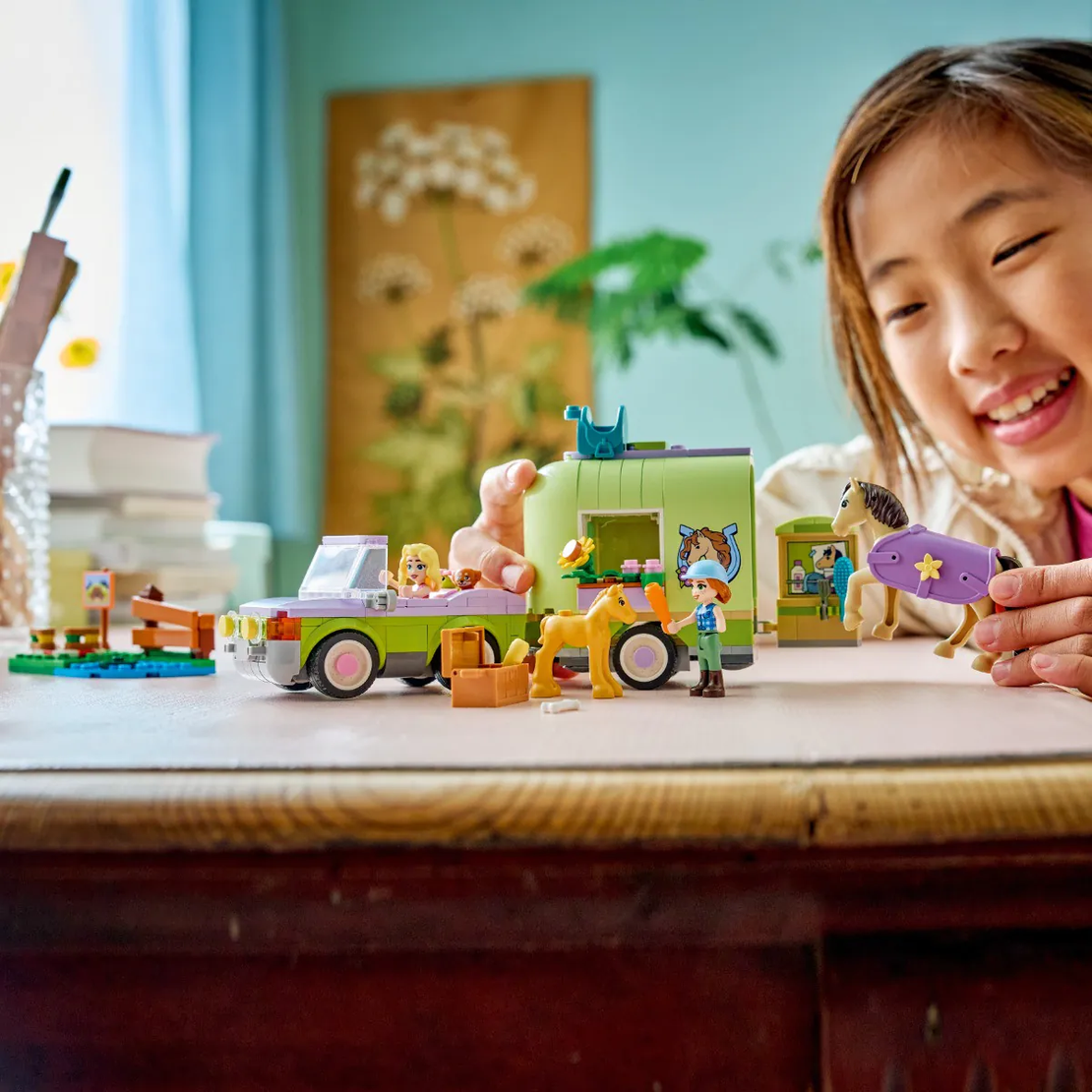 LEGO® Friends Ремарке за кон и бебе жребче 42695