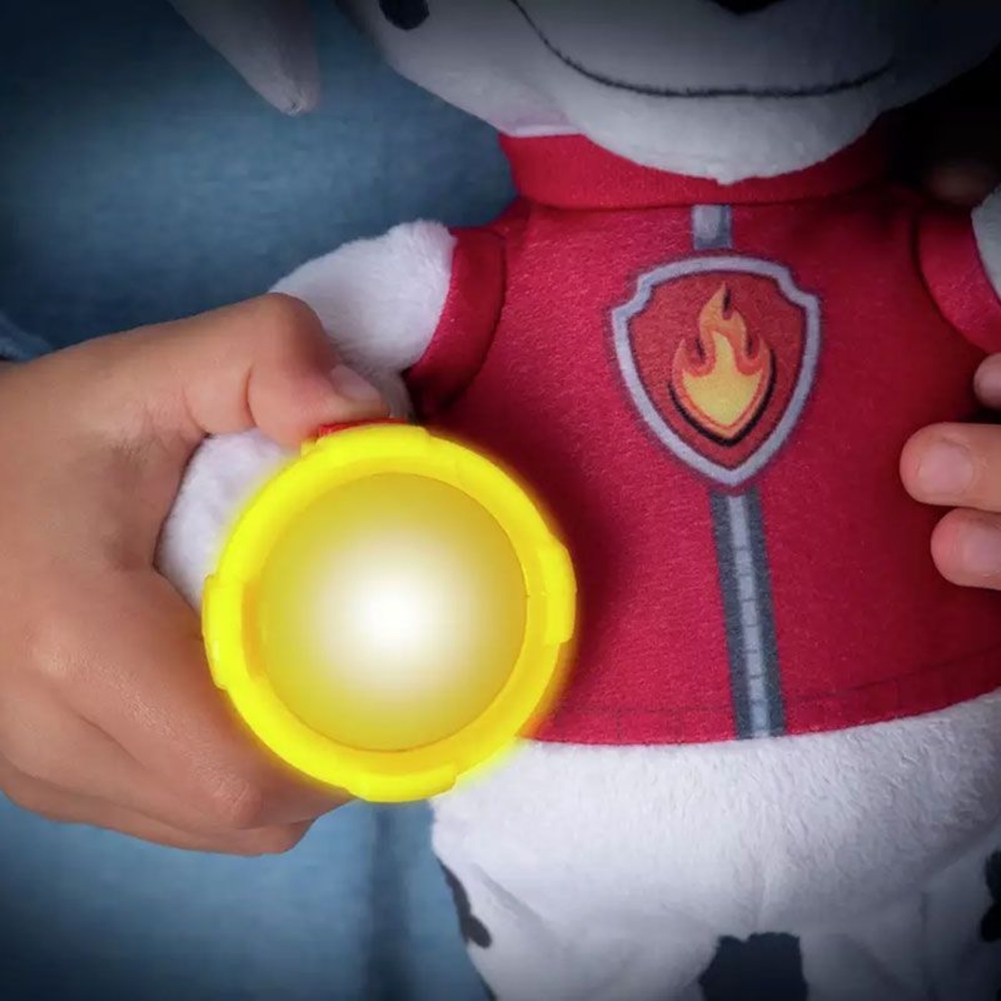 Плюшена играчка Spin Master Paw Patrol със светлина и мелодии, Snuggle Up Marshall