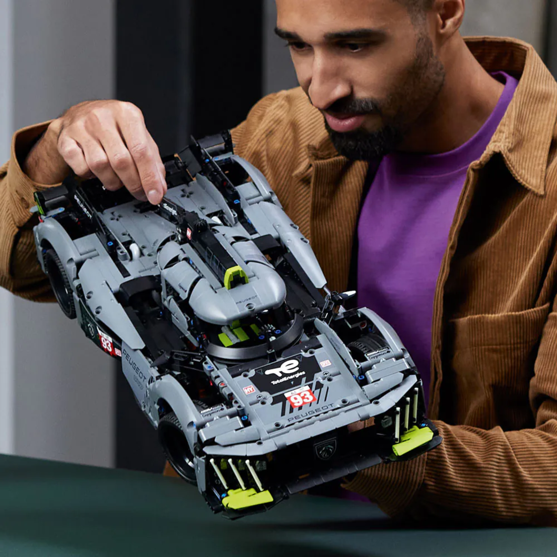 LEGO® Technic PEUGEOT 9X8 24H Le Mans Hybrid Hypercar 42156