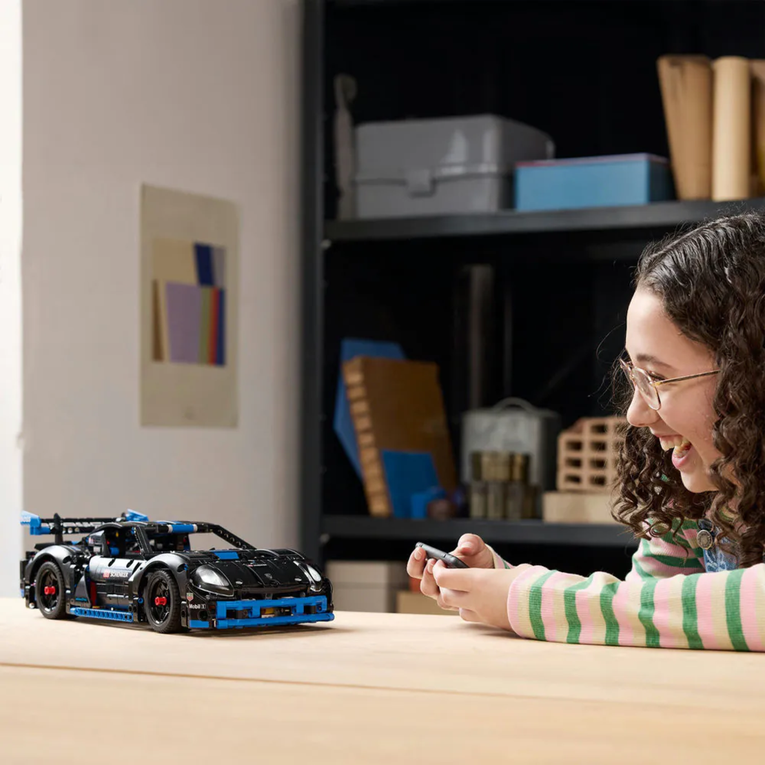 LEGO® Technic Състезателна кола Porsche GT4 e-Performance 42176