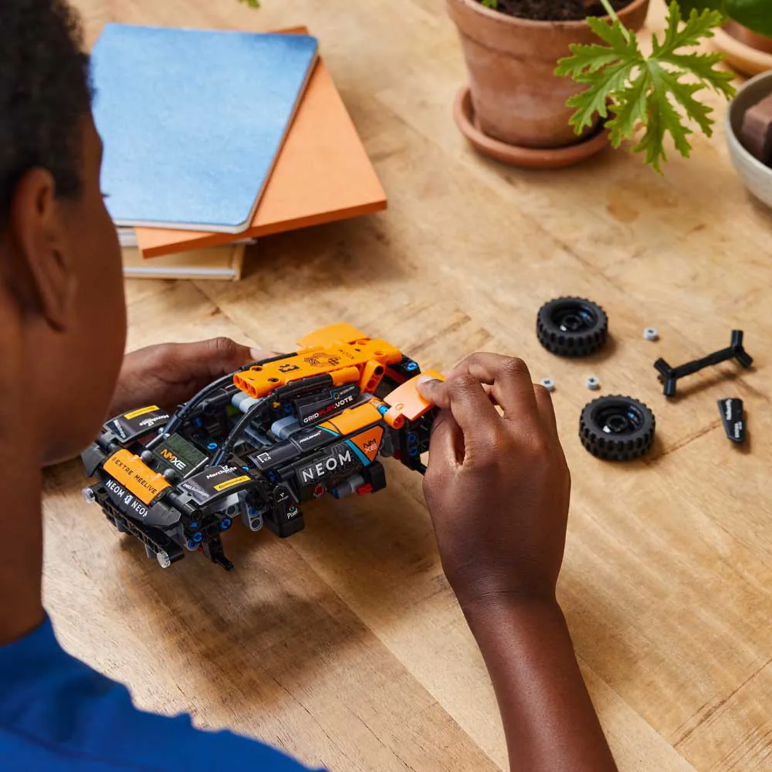 LEGO® Technic Състезателна кола NEOM McLaren Extreme E 42166