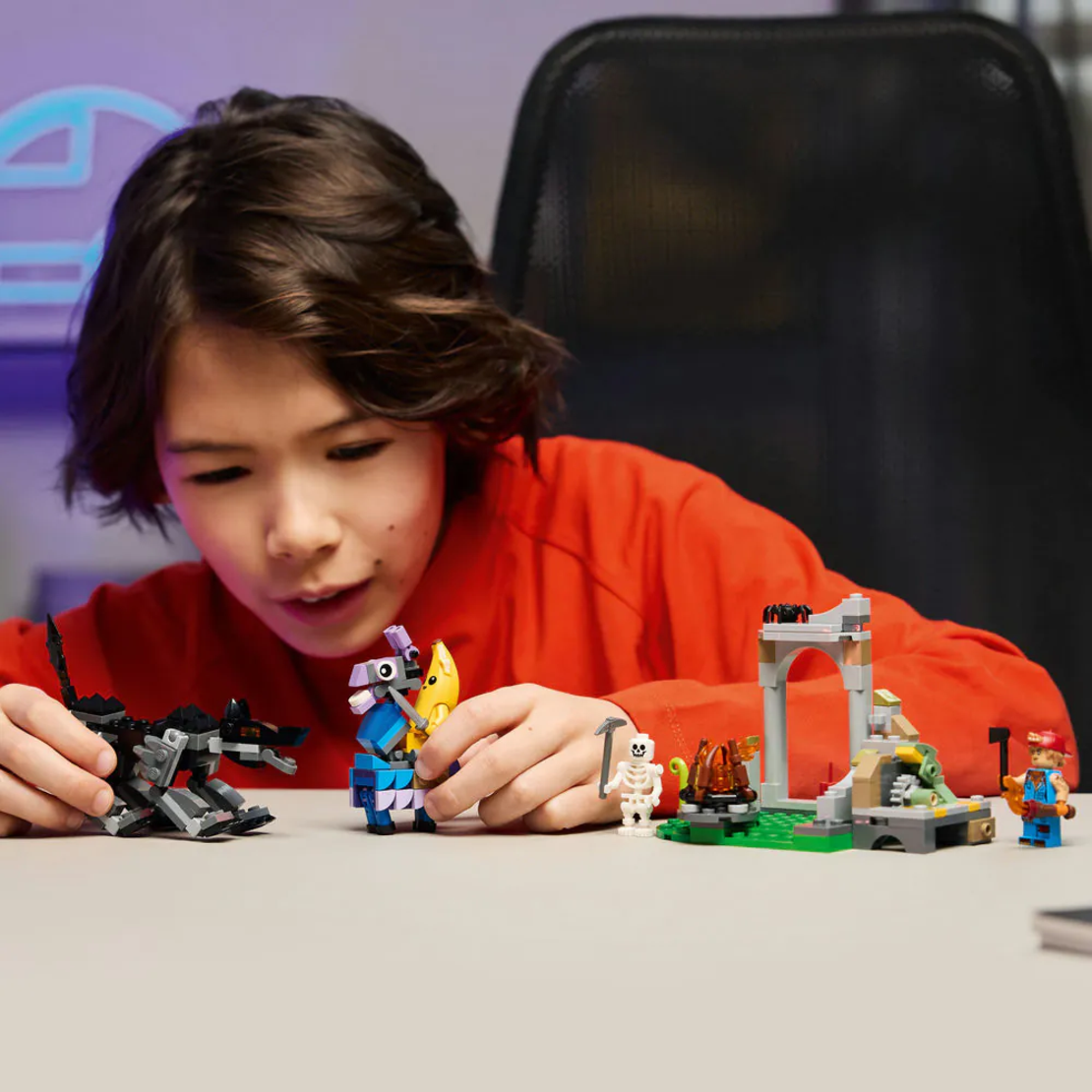 LEGO® Fortnite® Лагерът на Peely и Sparkplug 77075