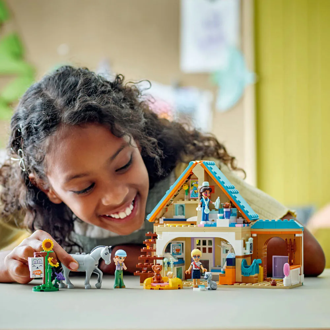 LEGO® Friends Ветеринарна клиника за коне и домашни любимци 42651