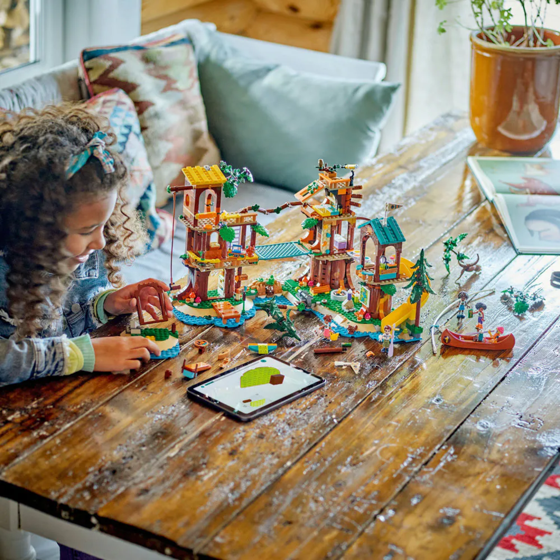 LEGO® Friends Лагер за приключения – дървесна къща 42631
