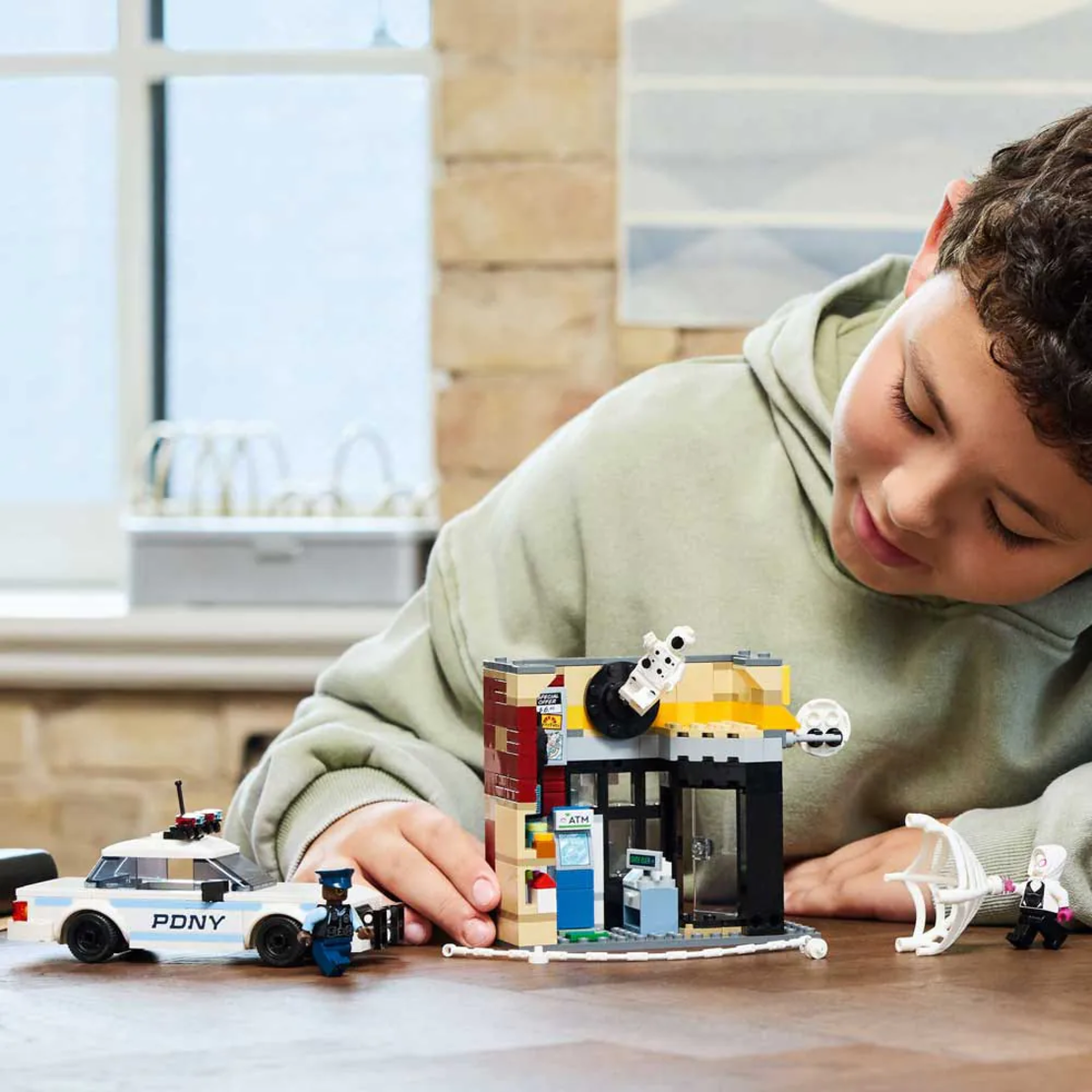 LEGO® Marvel Спайди-вселената: Майлс Моралес срещу Петното 76311