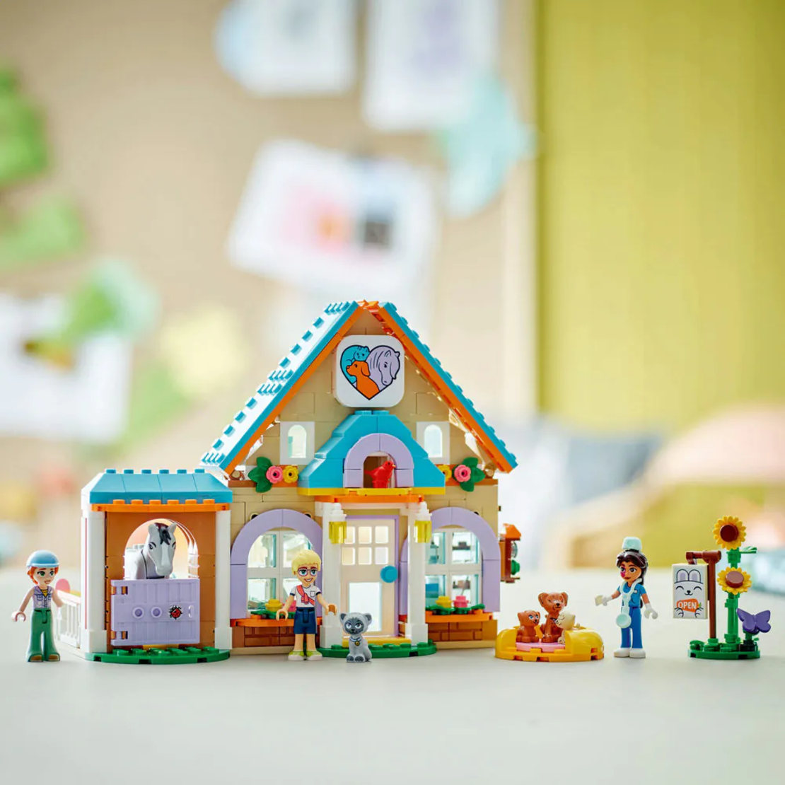 LEGO® Friends Ветеринарна клиника за коне и домашни любимци 42651